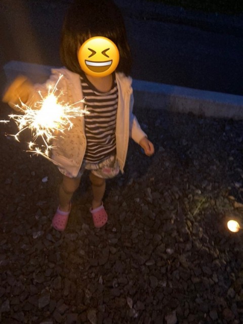 家の庭で花火を楽しむ我が娘！