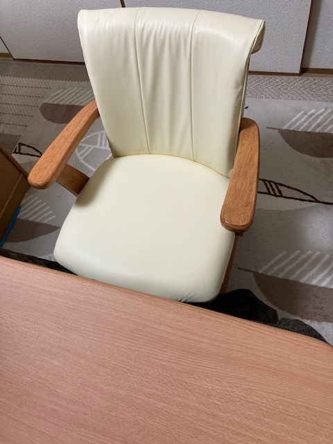 かわいいクリーム色の椅子　360度回転します！