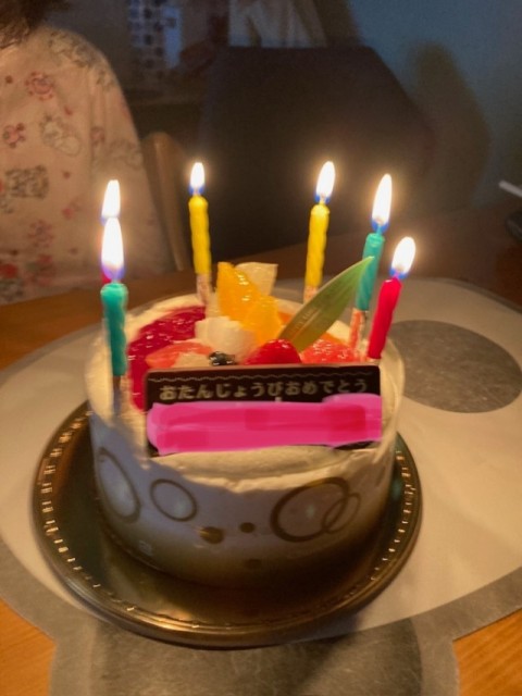 長女の誕生日　バースデーケーキに6本のロウソク！！