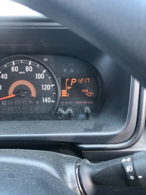 外気温40°！！車の中の温度計