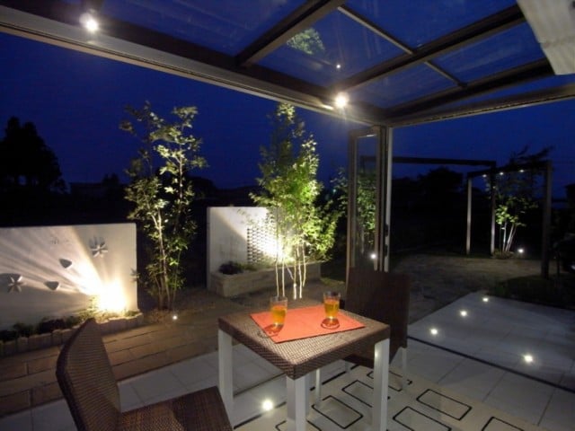 LEDライトが夜のお庭を幻想的な雰囲気に。