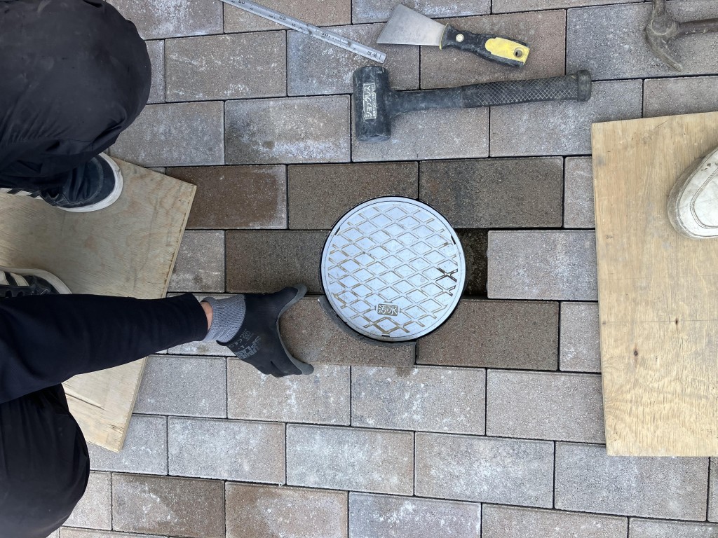 盛岡市の現場。インターロッキング加工。上手く丸く加工できました。
