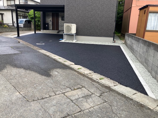盛岡市現場　アスファルト舗装できれいに仕上がった駐車場。